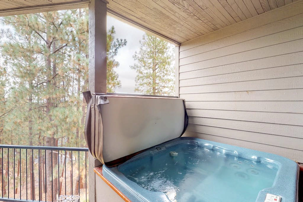 Comfortable condo with private hot tub & tennis-great location