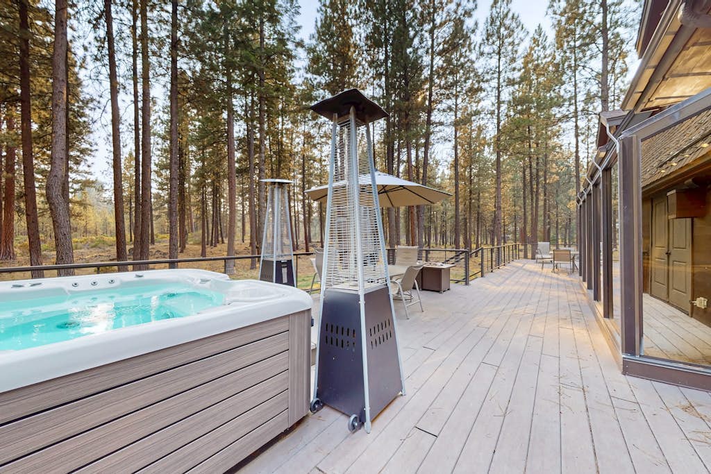 Spacious dog-friendly home with private hot tub, deck, basketball court & WIFI