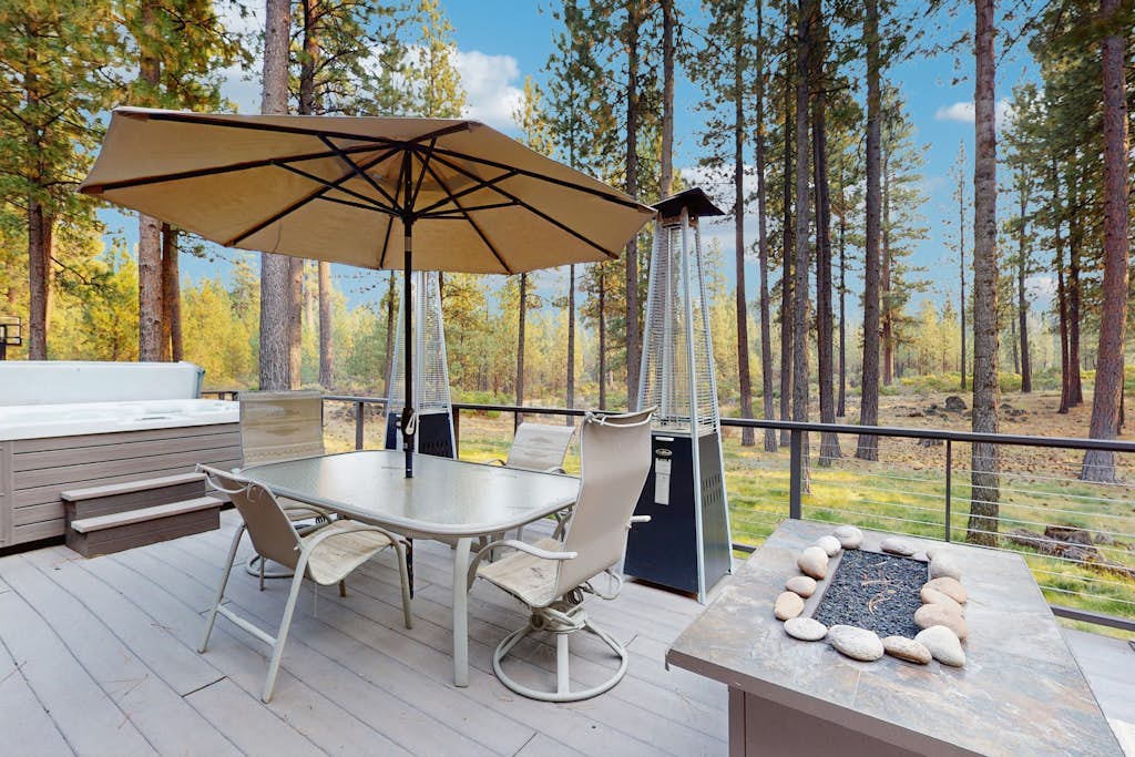 Spacious dog-friendly home with private hot tub, deck, basketball court & WIFI