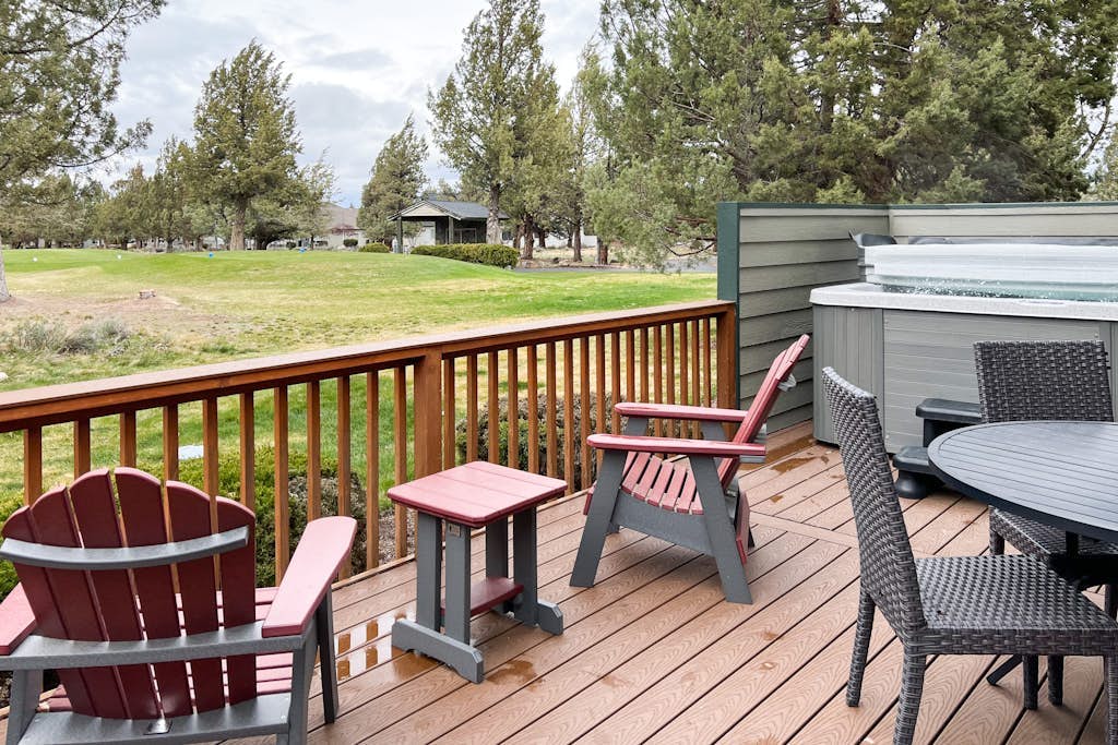 Spacious getaway near town with private hot tub, pool access, and fast WiFi