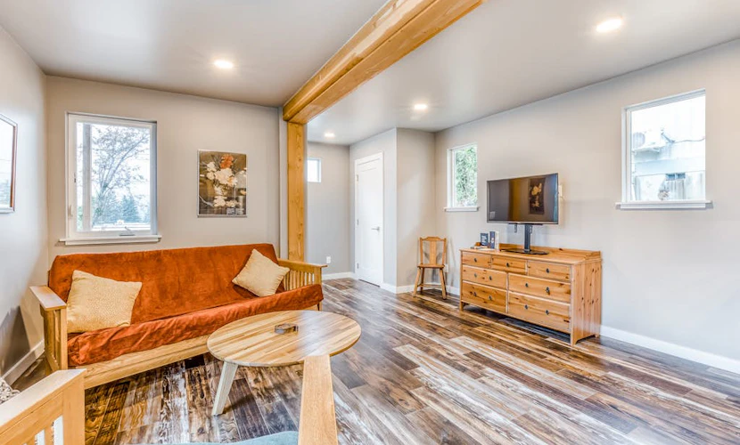 Beautiful storage container home w/ Columbia Gorge views & prime location