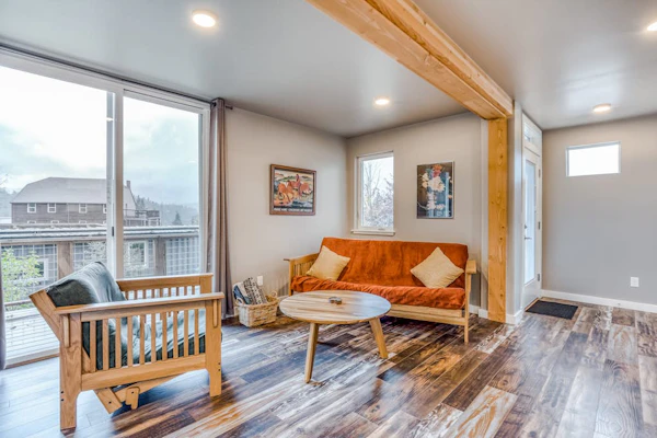 Beautiful storage container home w/ Columbia Gorge views & prime location