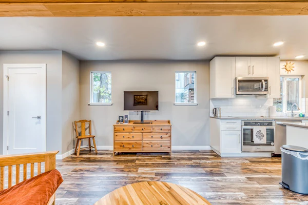 Beautiful storage container home w/ Columbia Gorge views & prime location