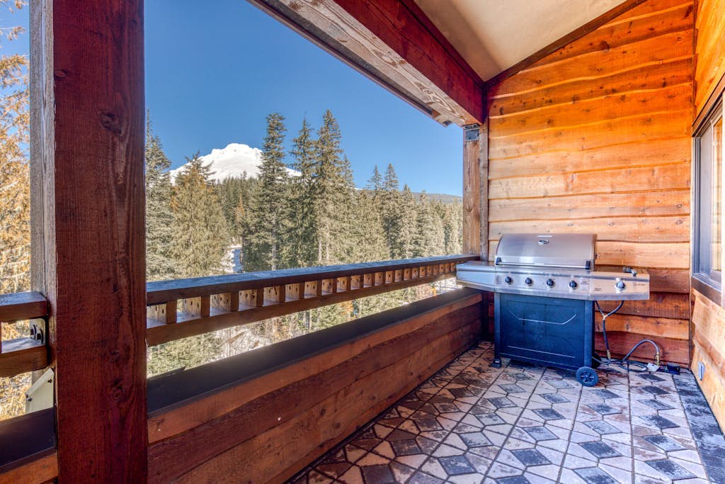 Penthouse condo in great location w/ shared sauna, hot tub, & pool + ski access