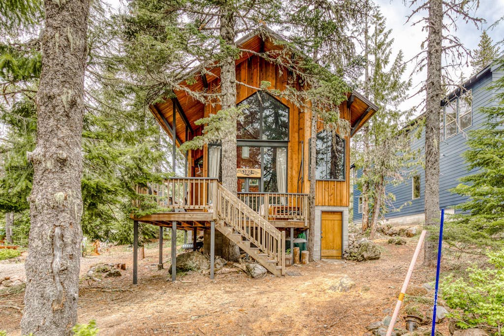 Serene Wooded Retreat W/ Free WiFi, Large Deck & Spacious Loft - Skiing Nearby