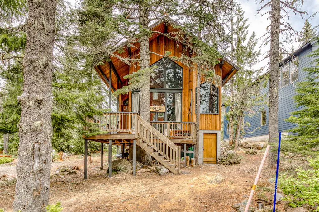 Serene Wooded Retreat with Free WiFi, Large Deck & Spacious Loft - Skiing Nearby