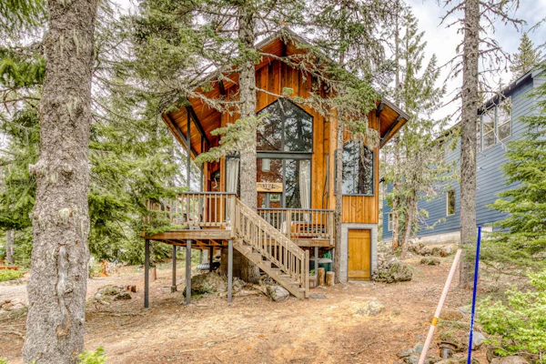 Serene Wooded Retreat W/ Free WiFi, Large Deck & Spacious Loft - Skiing Nearby