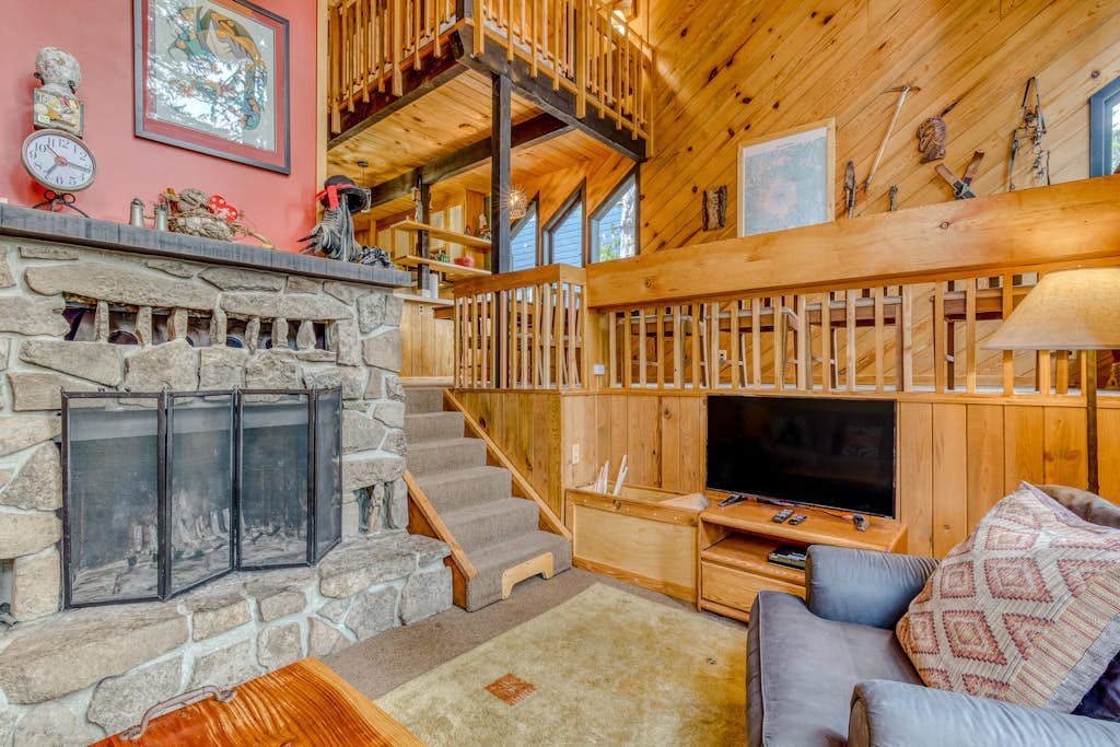 Serene Wooded Retreat W/ Free WiFi, Large Deck & Spacious Loft - Skiing Nearby