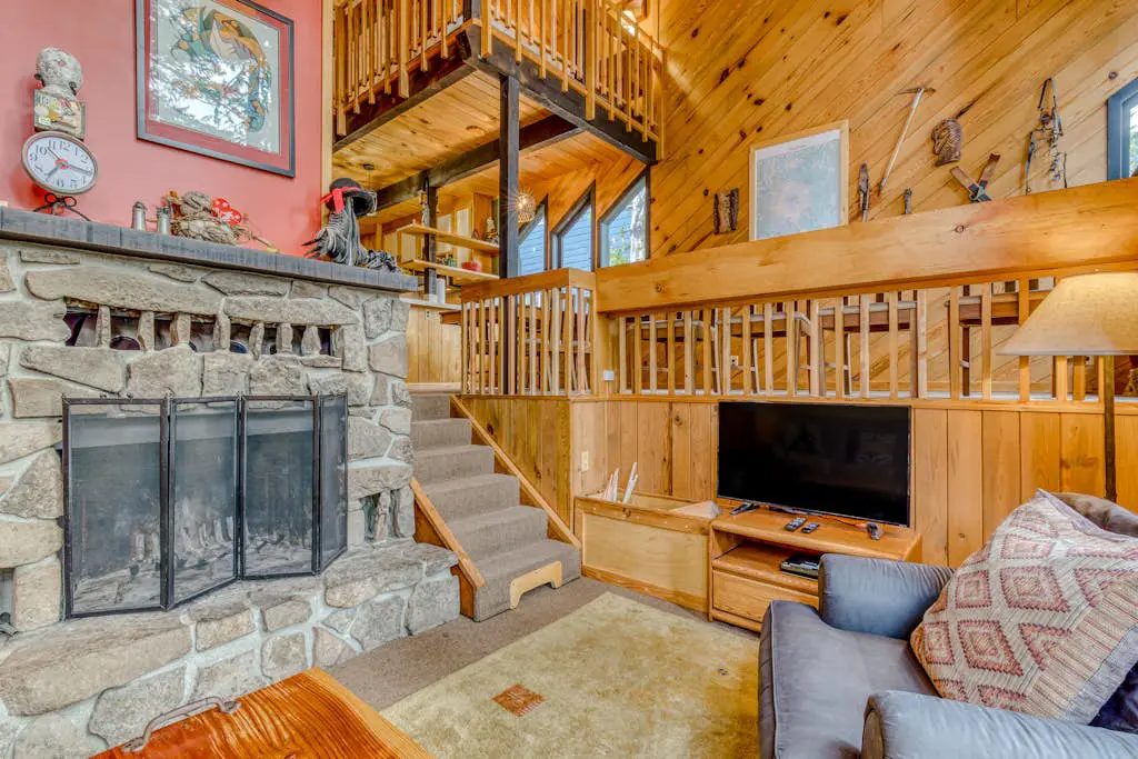 Serene Wooded Retreat with Free WiFi, Large Deck & Spacious Loft - Skiing Nearby