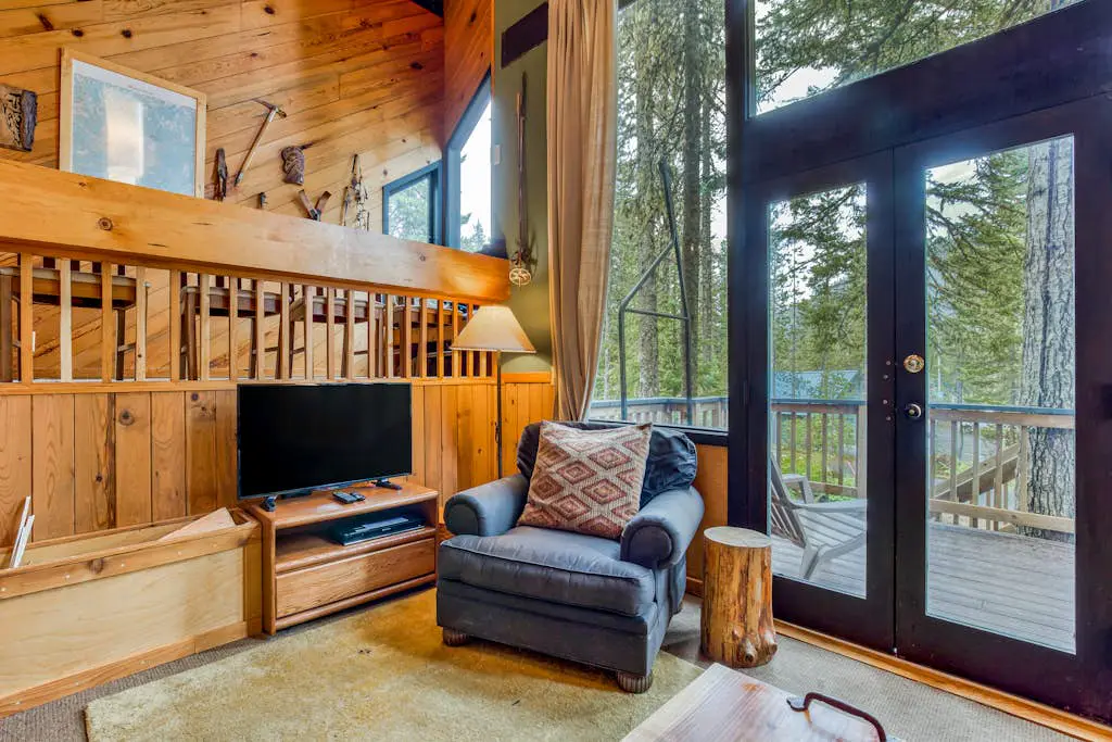 Serene Wooded Retreat with Free WiFi, Large Deck & Spacious Loft - Skiing Nearby