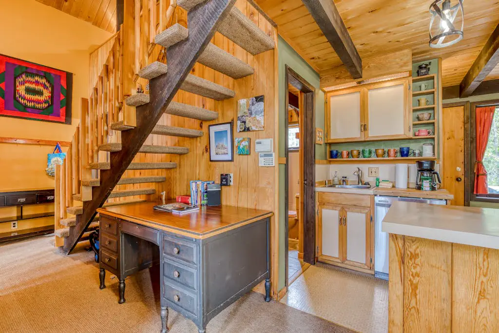 Serene Wooded Retreat with Free WiFi, Large Deck & Spacious Loft - Skiing Nearby