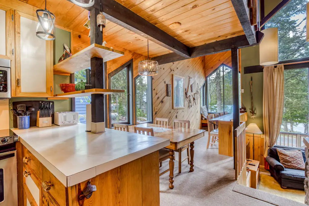 Serene Wooded Retreat with Free WiFi, Large Deck & Spacious Loft - Skiing Nearby