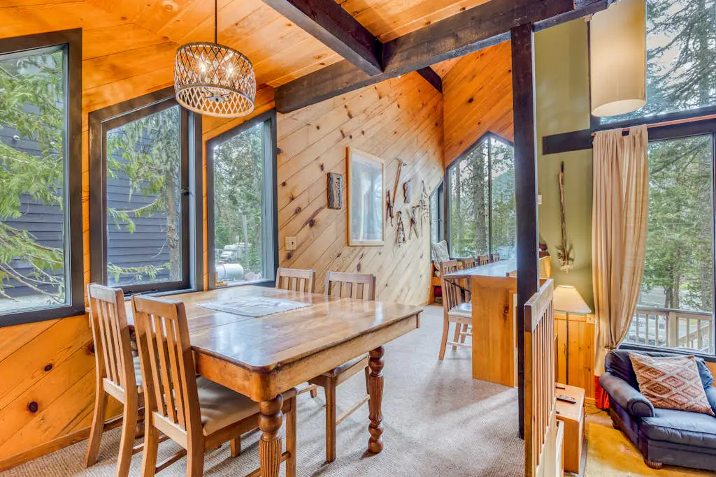 Serene Wooded Retreat with Free WiFi, Large Deck & Spacious Loft - Skiing Nearby