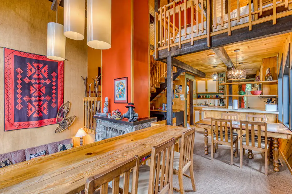 Serene Wooded Retreat with Free WiFi, Large Deck & Spacious Loft - Skiing Nearby
