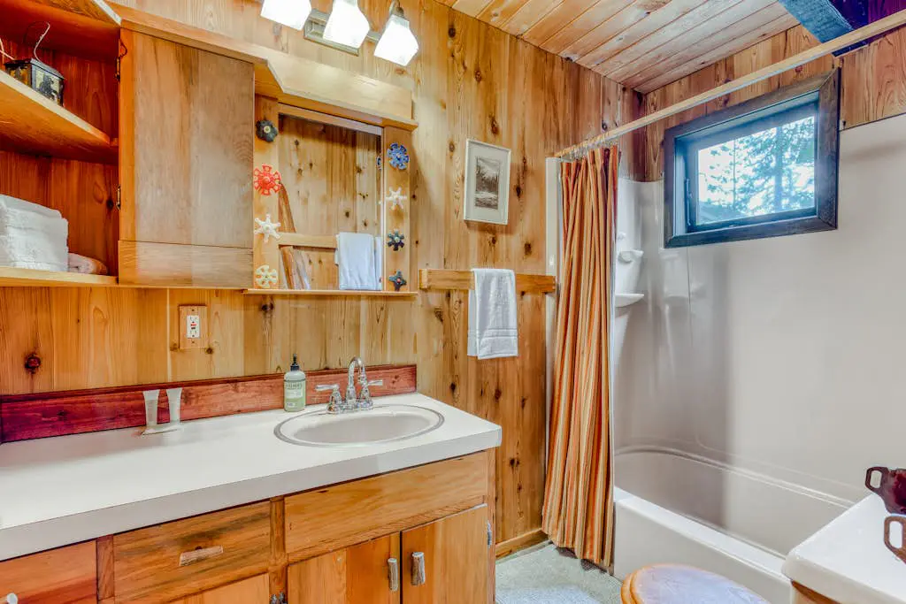 Serene Wooded Retreat with Free WiFi, Large Deck & Spacious Loft - Skiing Nearby