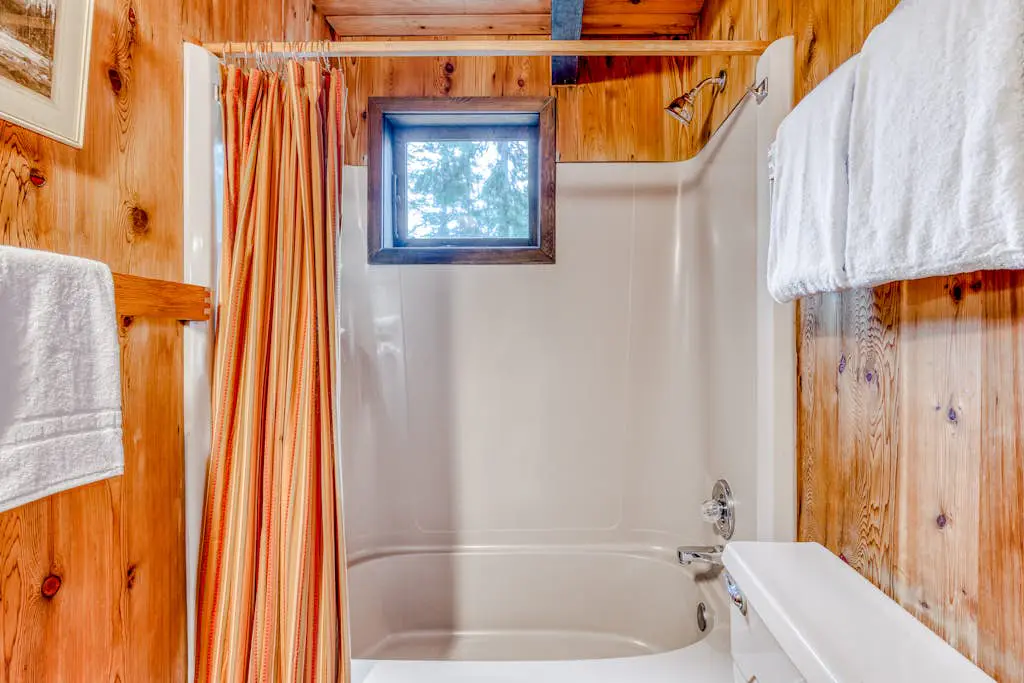 Serene Wooded Retreat with Free WiFi, Large Deck & Spacious Loft - Skiing Nearby