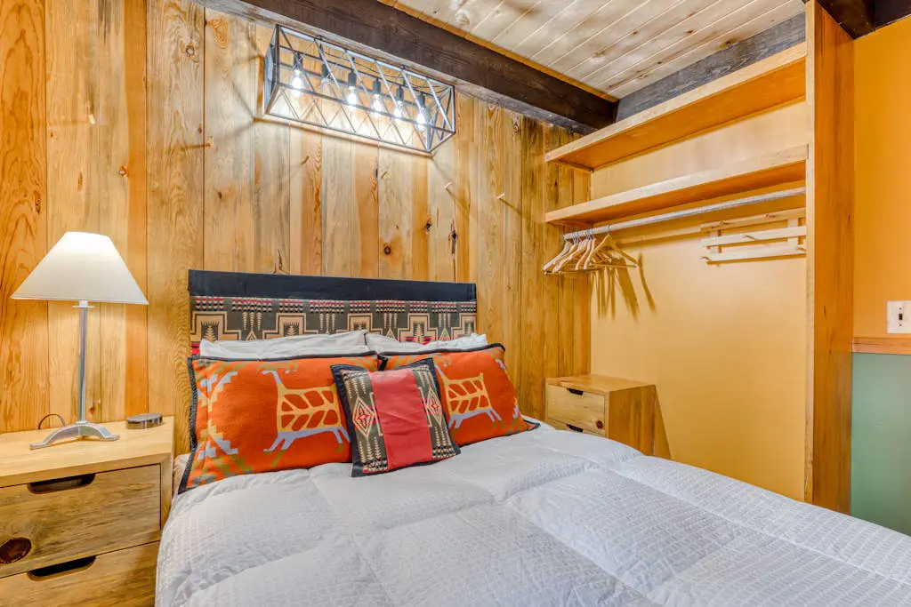 Serene Wooded Retreat with Free WiFi, Large Deck & Spacious Loft - Skiing Nearby