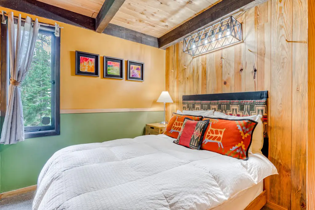 Serene Wooded Retreat with Free WiFi, Large Deck & Spacious Loft - Skiing Nearby