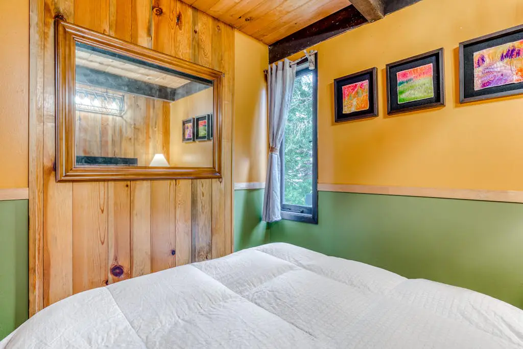 Serene Wooded Retreat with Free WiFi, Large Deck & Spacious Loft - Skiing Nearby