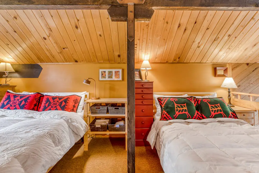 Serene Wooded Retreat with Free WiFi, Large Deck & Spacious Loft - Skiing Nearby