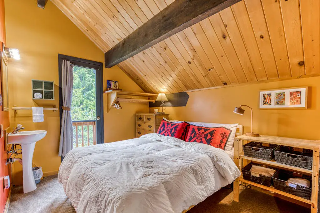 Serene Wooded Retreat with Free WiFi, Large Deck & Spacious Loft - Skiing Nearby