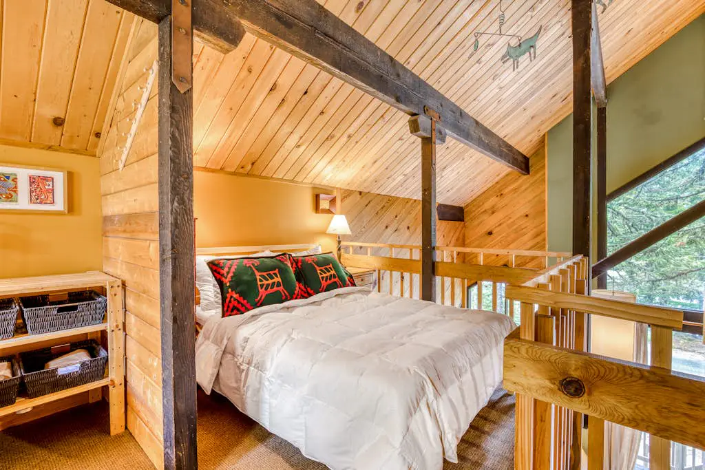 Serene Wooded Retreat with Free WiFi, Large Deck & Spacious Loft - Skiing Nearby