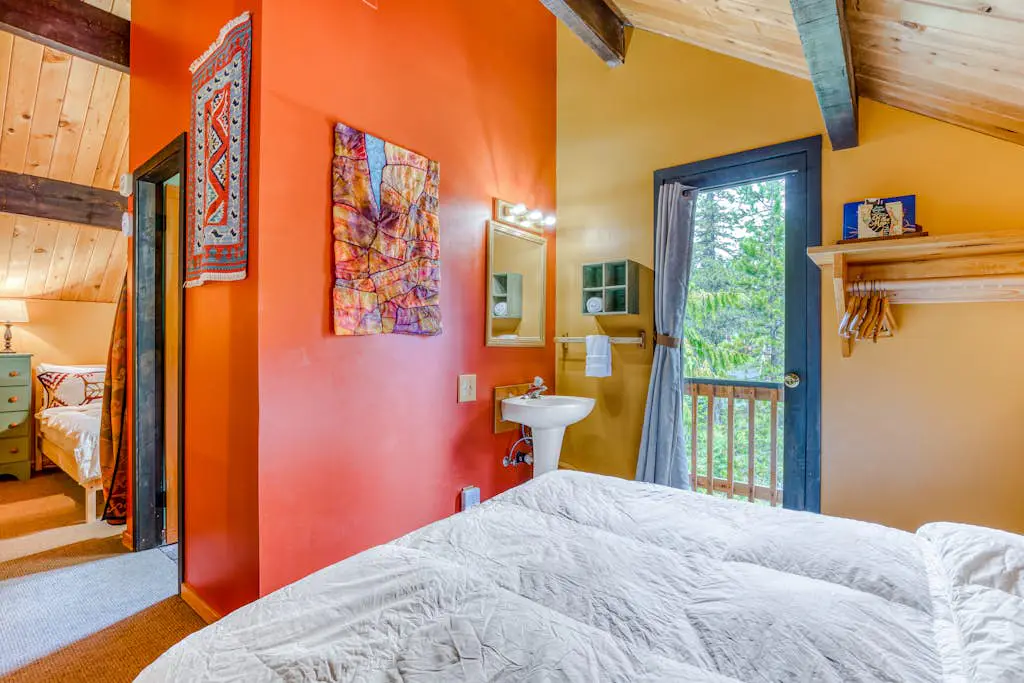 Serene Wooded Retreat with Free WiFi, Large Deck & Spacious Loft - Skiing Nearby