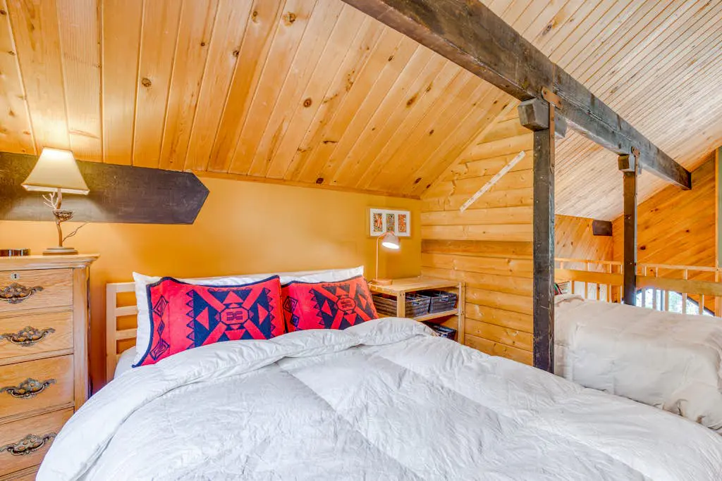 Serene Wooded Retreat with Free WiFi, Large Deck & Spacious Loft - Skiing Nearby