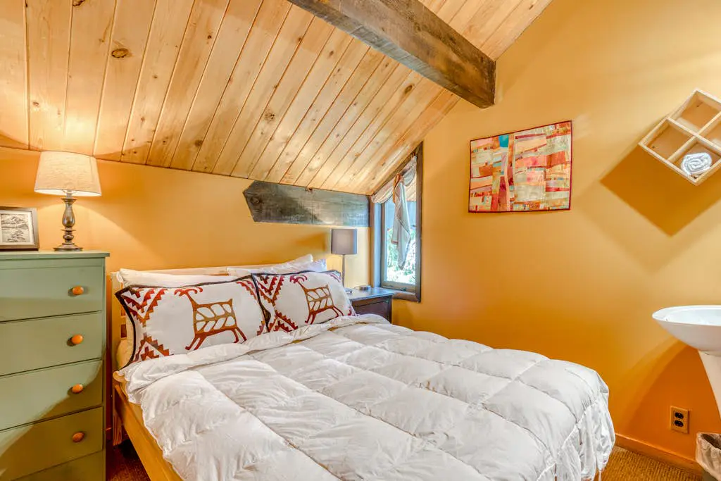 Serene Wooded Retreat with Free WiFi, Large Deck & Spacious Loft - Skiing Nearby
