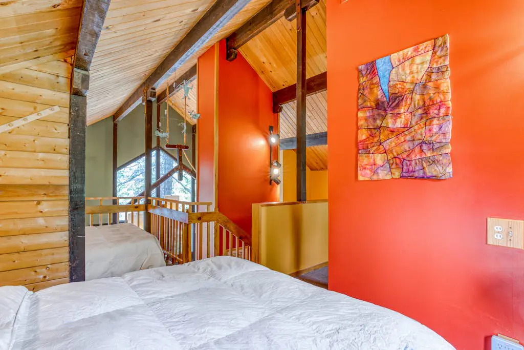 Serene Wooded Retreat with Free WiFi, Large Deck & Spacious Loft - Skiing Nearby