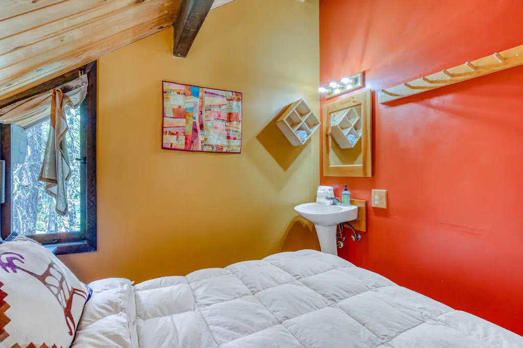 Serene Wooded Retreat with Free WiFi, Large Deck & Spacious Loft - Skiing Nearby