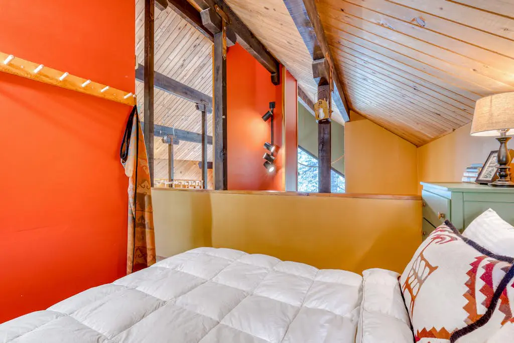 Serene Wooded Retreat with Free WiFi, Large Deck & Spacious Loft - Skiing Nearby