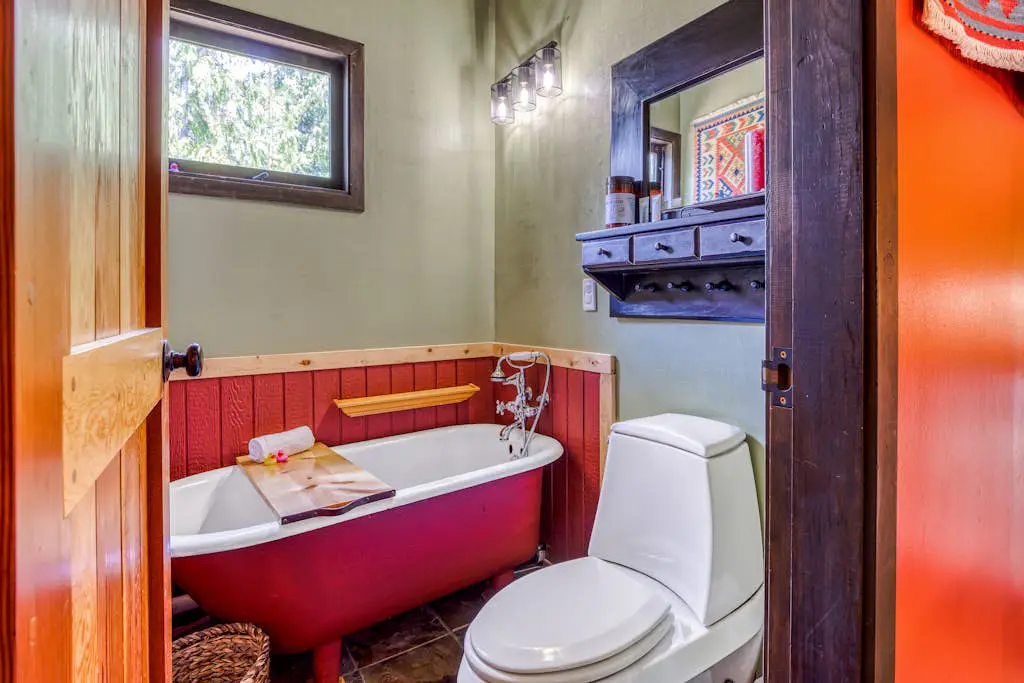 Serene Wooded Retreat with Free WiFi, Large Deck & Spacious Loft - Skiing Nearby