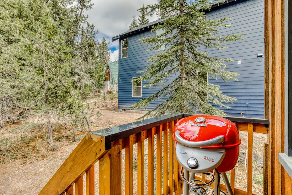 Serene Wooded Retreat with Free WiFi, Large Deck & Spacious Loft - Skiing Nearby