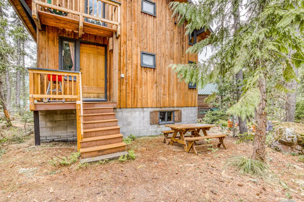 Serene Wooded Retreat with Free WiFi, Large Deck & Spacious Loft - Skiing Nearby