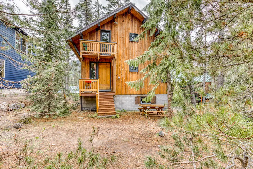 Serene Wooded Retreat with Free WiFi, Large Deck & Spacious Loft - Skiing Nearby