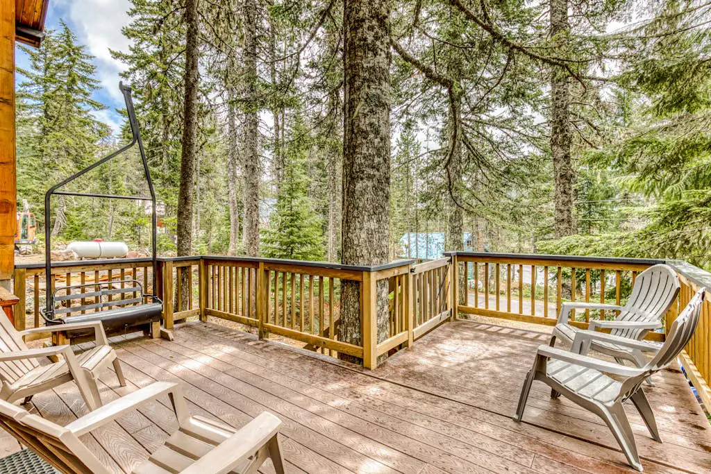 Serene Wooded Retreat with Free WiFi, Large Deck & Spacious Loft - Skiing Nearby