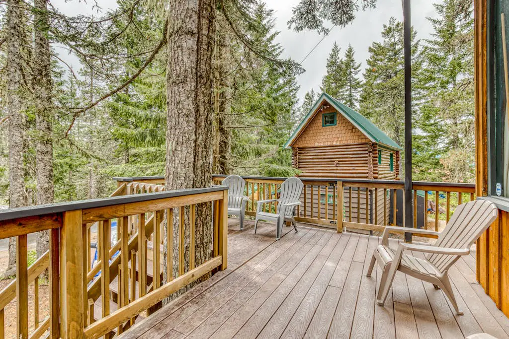 Serene Wooded Retreat with Free WiFi, Large Deck & Spacious Loft - Skiing Nearby