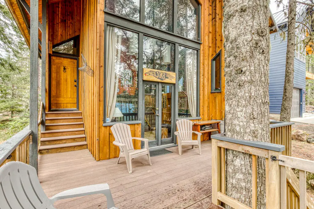 Serene Wooded Retreat with Free WiFi, Large Deck & Spacious Loft - Skiing Nearby
