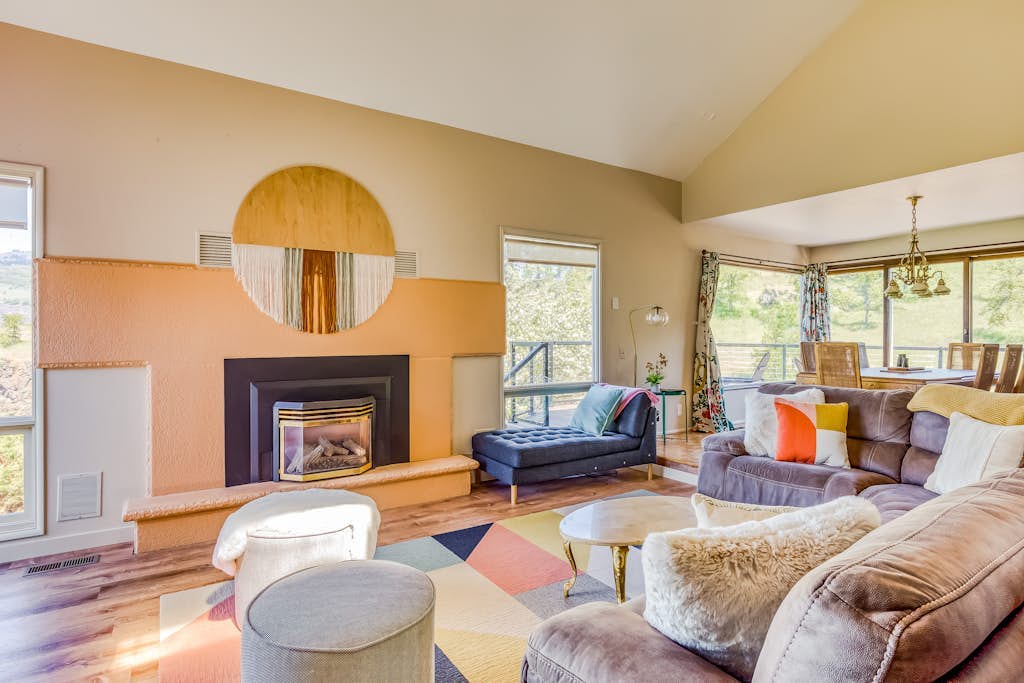 Closest home to Mosier Falls with mountain & river views, hot tub, & game room