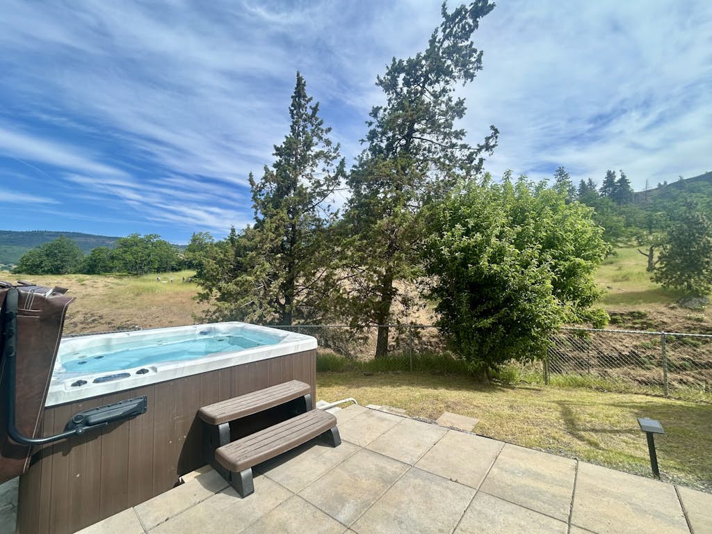 Closest home to Mosier Falls with mountain & river views, hot tub, & game room