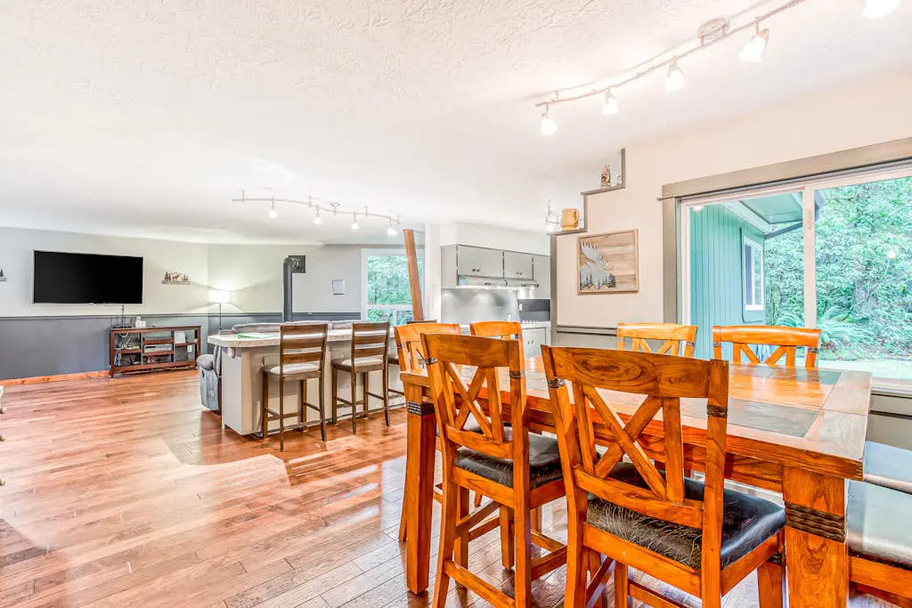 Remodeled home with large yard & kitchen in lovely forest setting - dog-friendly