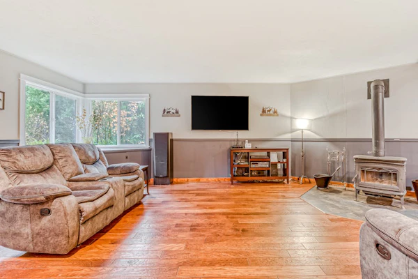 Remodeled home with large yard & kitchen in lovely forest setting - dog-friendly