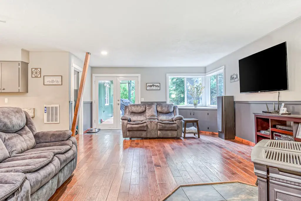 Remodeled home with large yard & kitchen in lovely forest setting - dog-friendly