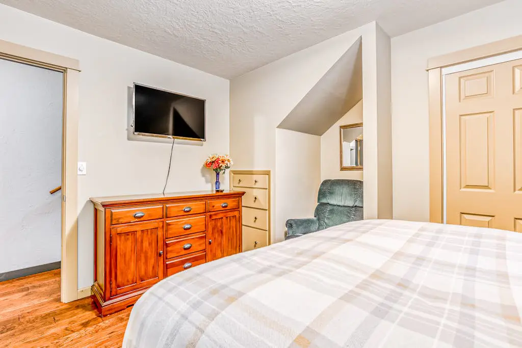 Remodeled home with large yard & kitchen in lovely forest setting - dog-friendly