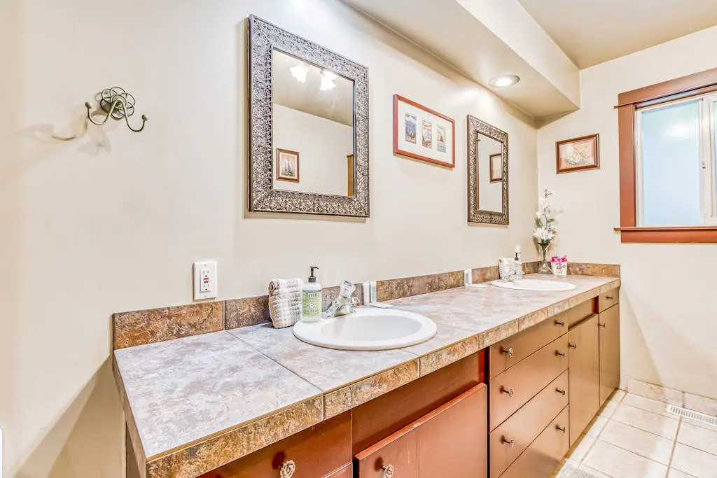 Remodeled home with large yard & kitchen in lovely forest setting - dog-friendly