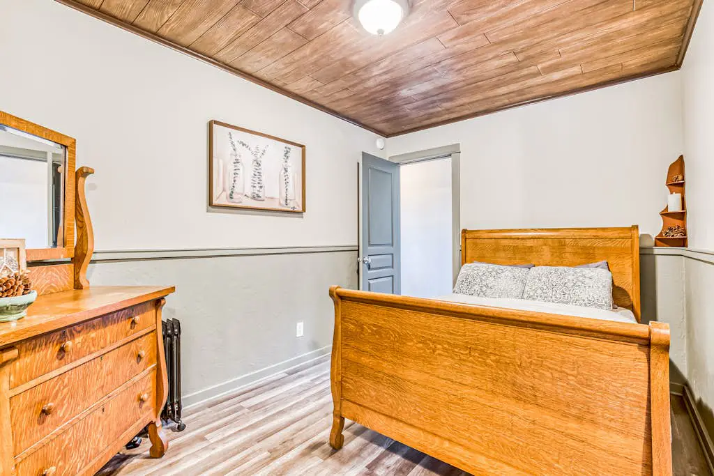 Remodeled home with large yard & kitchen in lovely forest setting - dog-friendly