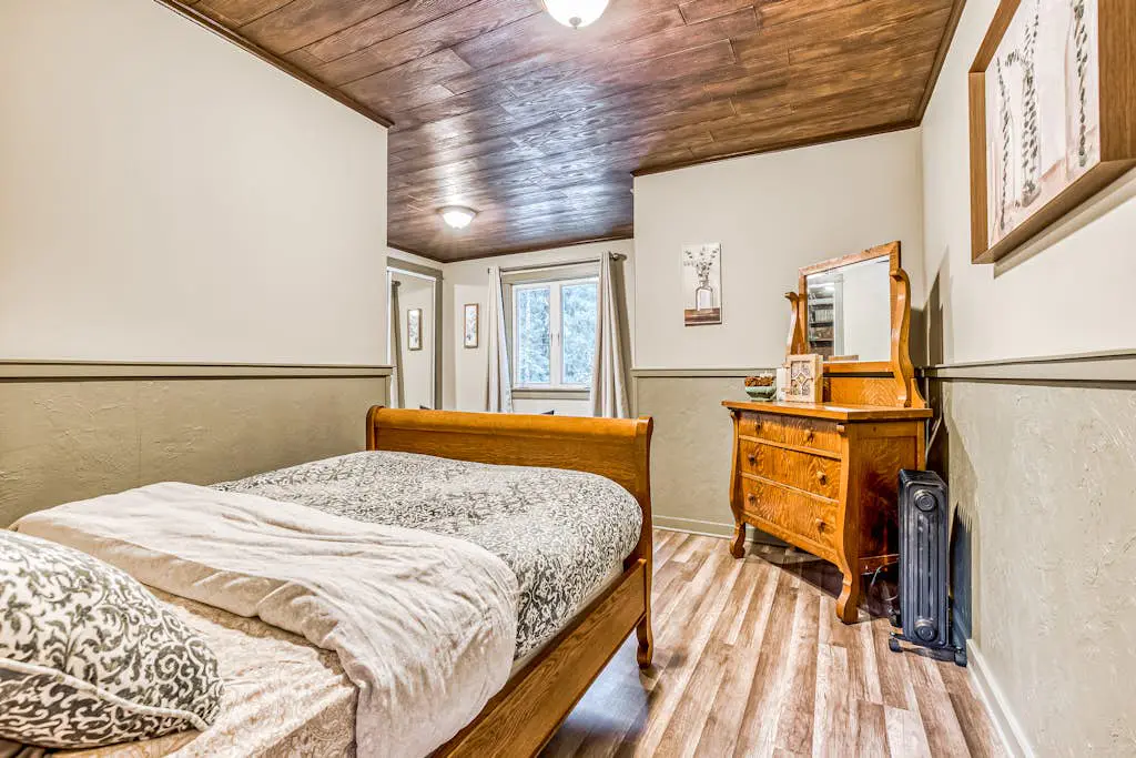 Remodeled home with large yard & kitchen in lovely forest setting - dog-friendly