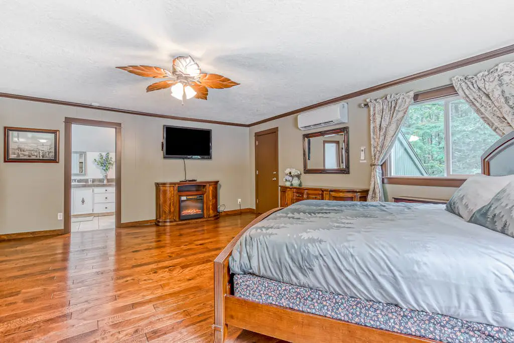 Remodeled home with large yard & kitchen in lovely forest setting - dog-friendly