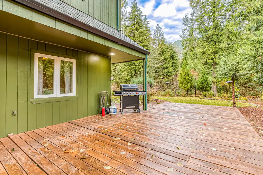 Remodeled home with large yard & kitchen in lovely forest setting - dog-friendly